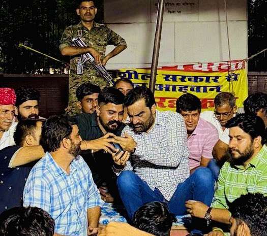 Dinesh Bidiyasar (@kingdineshjat) on Twitter photo विश्व की सबसे बड़ी पार्टी के it सेल का घमंड तोड़ने वाली हनुमान सेना का सिपाही होने का घमंड है....
नेताजी ट्रेंड देख रहे हैं बोल रहे हैं ये बच्चे अब इस भजन लाल को हटाकर ही रुकने वाले है 😁👍
2 लाख पार 🔥
<a href="/hanumanbeniwal/">HANUMAN BENIWAL</a> #भजनलाल_हटाओ_राजस्थान_बचाओ विश्व की सबसे बड़ी पार्टी के it सेल का घमंड तोड़ने वाली हनुमान सेना का सिपाही होने का घमंड है....
नेताजी ट्रेंड देख रहे हैं बोल रहे हैं ये बच्चे अब इस भजन लाल को हटाकर ही रुकने वाले है 😁👍
2 लाख पार 🔥
<a href="/hanumanbeniwal/">HANUMAN BENIWAL</a> #भजनलाल_हटाओ_राजस्थान_बचाओ