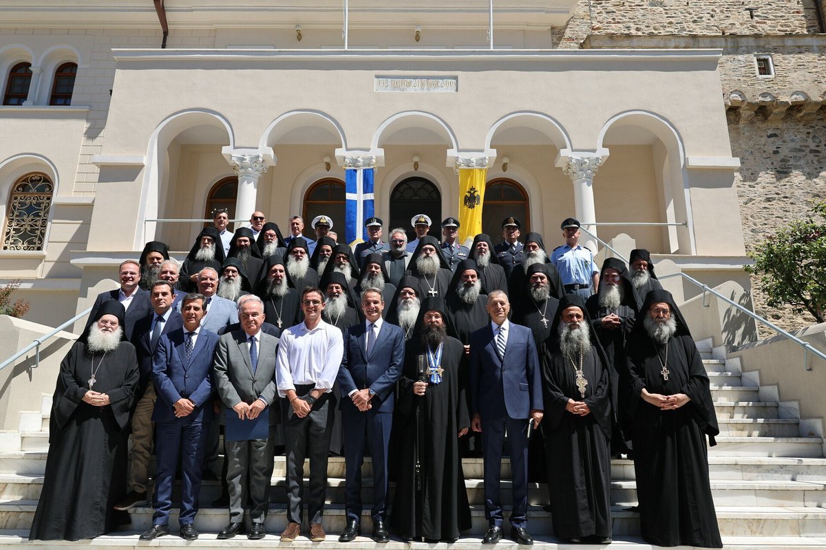 Αν σας έλεγαν για έναν τόπο θρησκευτικής λατρείας έκτασης 332 τετραγωνικών χιλιομέτρων όπου απαγορεύεται αυστηρά η είσοδος γυναικών θα φωνάζατε κατά των μουλάδων και του Ισλάμ…