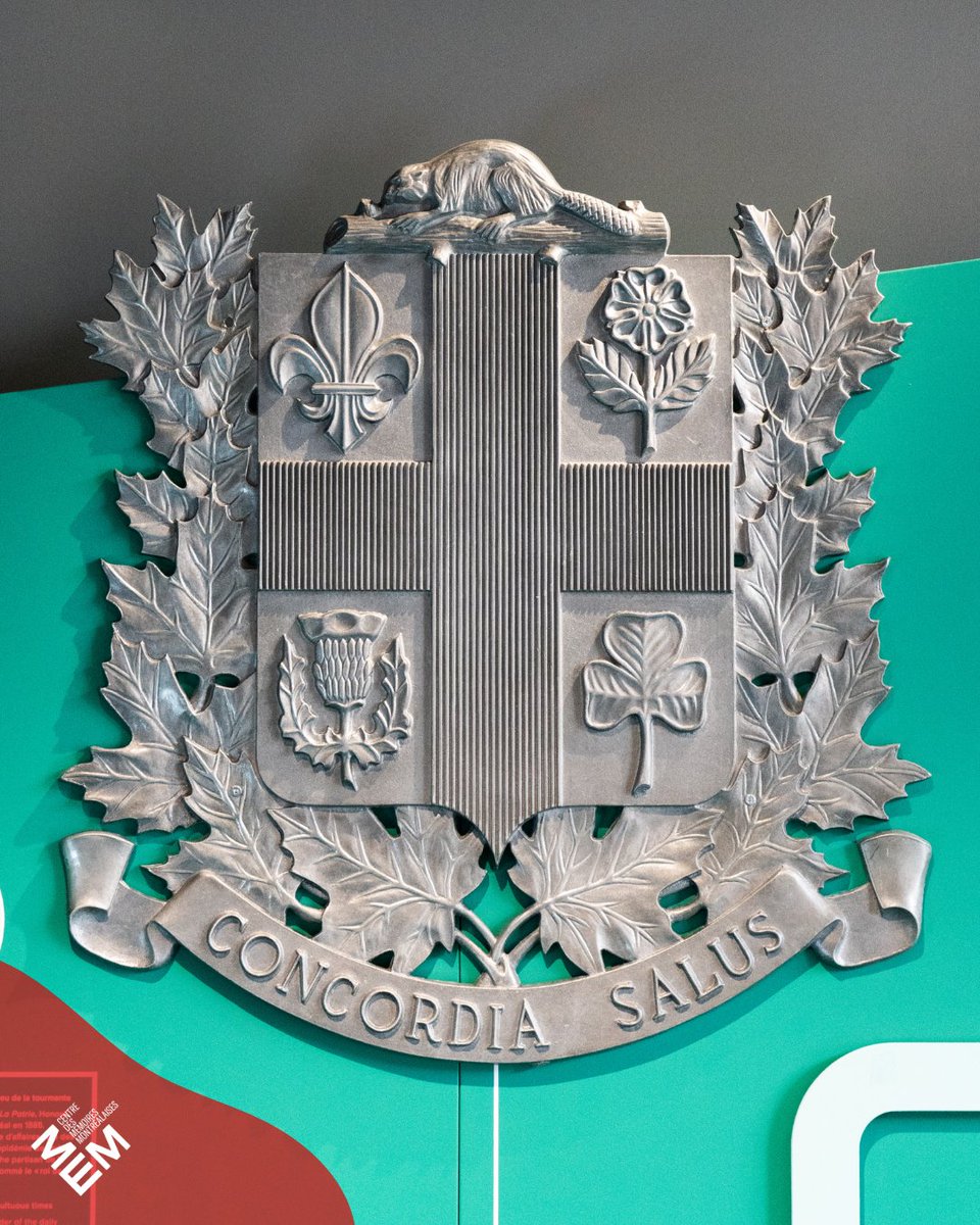 MEMmtl's tweet image. Ceci, c’est un objet!
Cette armoirie, en aluminium, représente Montréal telle qu’on la pensait à l’époque coloniale.
On y voit quatre symboles pour les « peuples fondateurs »:
Rose des Anglais,
Chardon des Écossais,
Trèfle des Irlandais,
Fleur de lys pour les Canadiens français.
