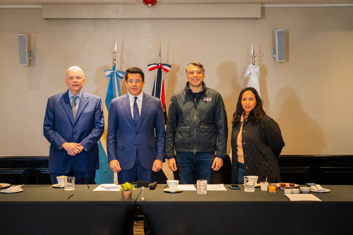 Ministro Collado y Arajet anuncian apertura de nueva ruta aérea a Córdoba en noviembre 😎

#diariodelpais 

diariodelpais.com/collado-y-araj…