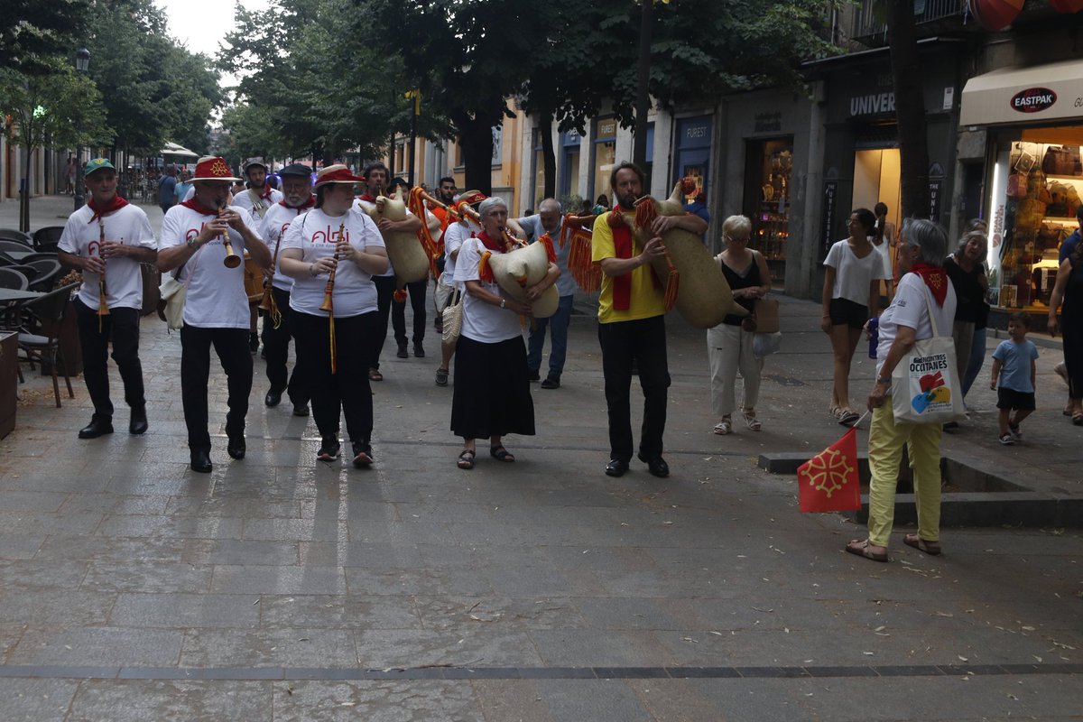 undariusfest's tweet photo. Estem amb la cercavila de gegants amb Caixa de Trons de Fontajau (Girona) i Amics dels Gegants de Salt (Salt) amb "Los Bufarèls que venen d'Albi (Occitània) CAIXA DE TRONS (Catalunya)
#FestivalUndarius2025 https://t.co/RhSLKCFAmC