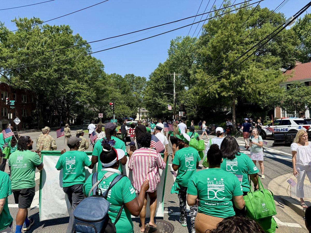 PeterSaccoDC's tweet image. Happy 4th of July! I spent the morning walking in the Palisades 4th of July Parade with @MayorBowser. 🇺🇸
