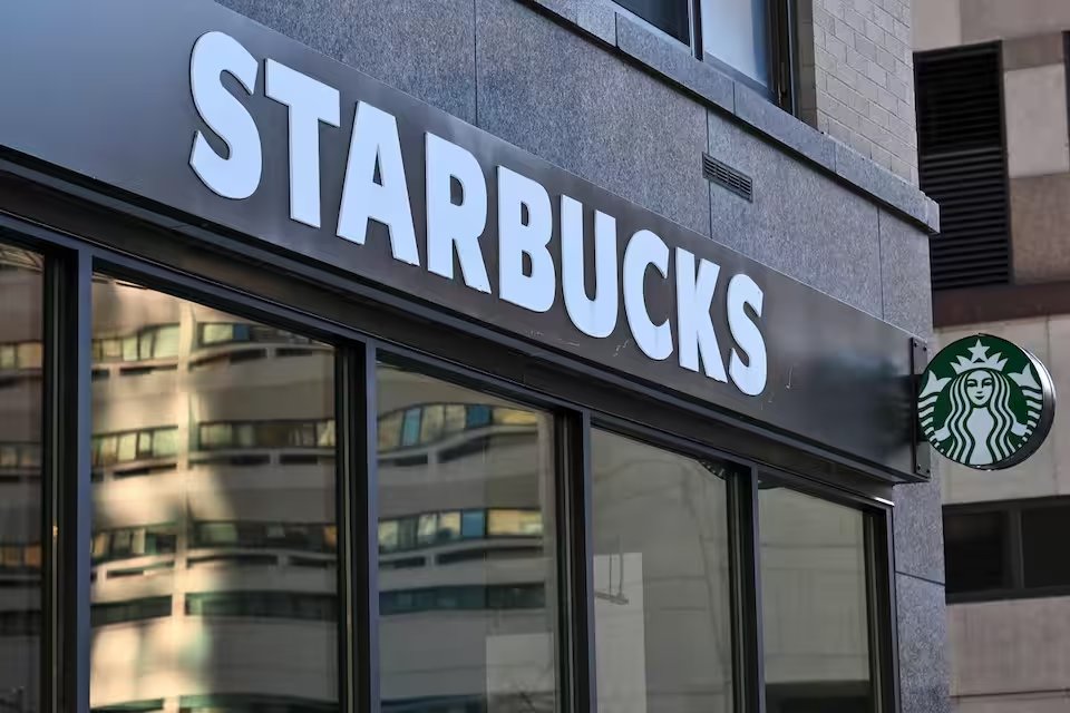 STARBUCKS N’EST PAS UNE CHAÎNE DE CAFÉ.
C’EST UNE BANQUE.

Ils gèrent 1,87 milliard € en cartes prépayées.

Plus que 85 % des banques américaines.

Aucune régulation bancaire. Aucune obligation.

Voici ce qui se cache derrière ton cappuccino:
