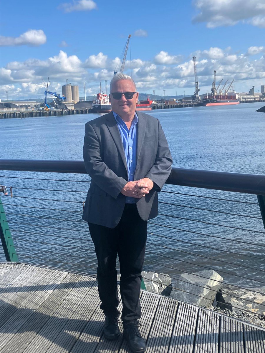 Belfast, Nordirland - Stadt mit bewegter Vergangenheit.

Noch immer trennen Zäune ("Peace Lines") die Wohnviertel von Katholiken u. Protestanten. Aber Belfast bietet auch viel Historie und natürlich jede Menge Pubs.