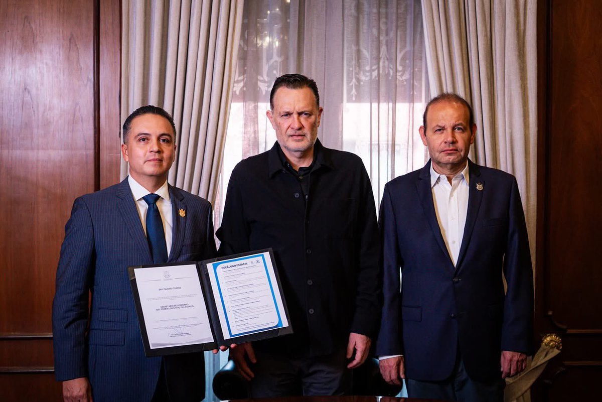 Felicito a <a href="/Eric_gudino/">Eric Gudiño Torres</a> por su nombramiento como Secretario de Gobierno. Con su trabajo y capacidad, el estado sigue adelante.

Reconozco el trabajo y compromiso de <a href="/caralcaraz/">Carlos Alcaraz</a> durante su gestión. Fue un honor trabajar juntos.

Bajo el liderazgo de <a href="/makugo/">Mauricio Kuri</a>, #Querétaro avanza. 👊🏼