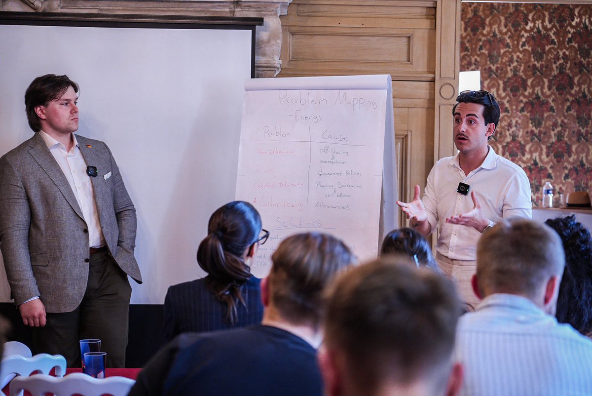 europeanreform's tweet image. On the final day of the Summer University, students took the stage guided by @MaicolBusilacch.
🎯"EU Lab: from problems to proposals" Divided into working groups, students brainstormed and drafted concrete policy ideas.
🦁Conservatism: facing reality offering viable solutions!