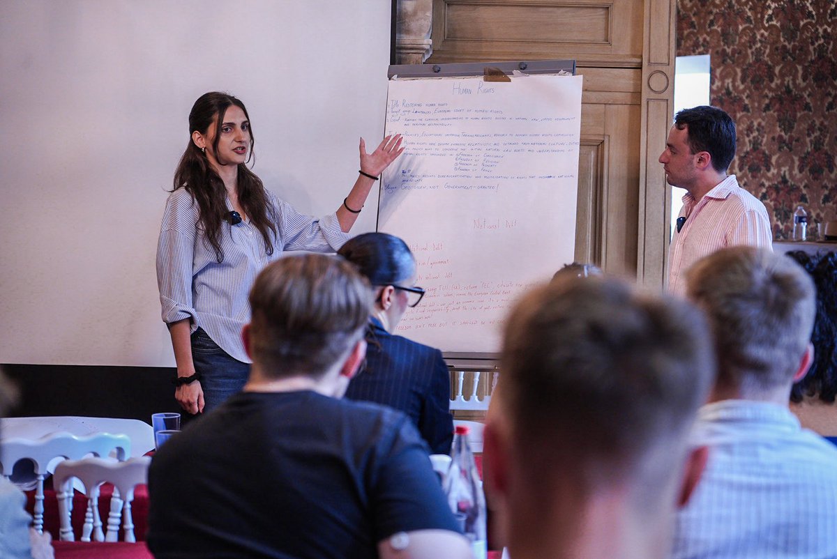 europeanreform's tweet image. On the final day of the Summer University, students took the stage guided by @MaicolBusilacch.
🎯"EU Lab: from problems to proposals" Divided into working groups, students brainstormed and drafted concrete policy ideas.
🦁Conservatism: facing reality offering viable solutions!