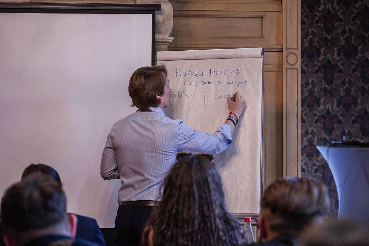 europeanreform's tweet image. On the final day of the Summer University, students took the stage guided by @MaicolBusilacch.
🎯"EU Lab: from problems to proposals" Divided into working groups, students brainstormed and drafted concrete policy ideas.
🦁Conservatism: facing reality offering viable solutions!