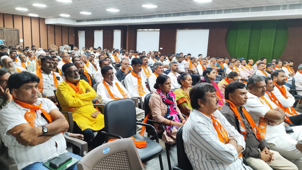 જુનાગઢ જિલ્લાના સરપંચ સંમેલનમાં સૌ સરપંચશ્રીઓ અને પંચાયત સદસ્યશ્રીઓને “સેવા એ જ સંસ્કાર”નાં પથ પર આગળ વધી પોતાનાં ગામને વિકાસનાં પથ પર અગ્રેસર બનાવે એવી શુભેચ્છાઓ પાઠવી. 

#ViksitGramViksitGujarat