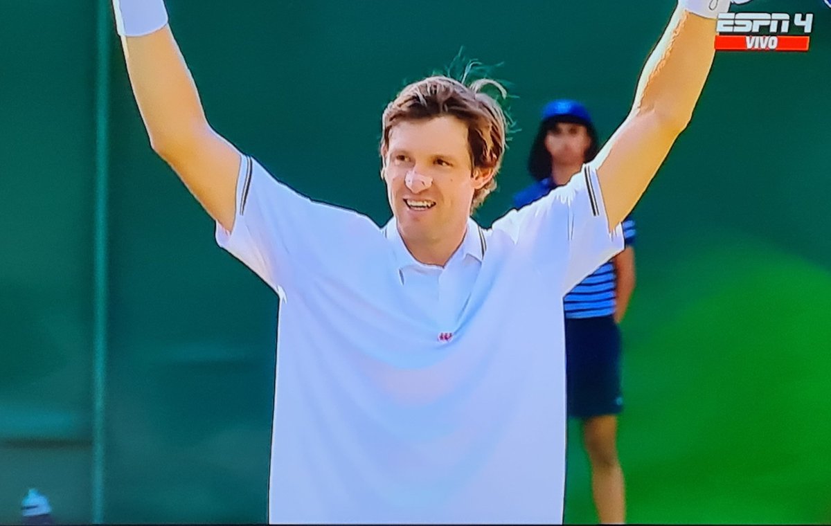 Triunfazo de Nico Jarry otra vez en #Wimbledon 
6/3 6/4 3/6 7/6⁴ 
Vamos a la 4ª ronda. 
#VamosChile🇨🇱 🎾