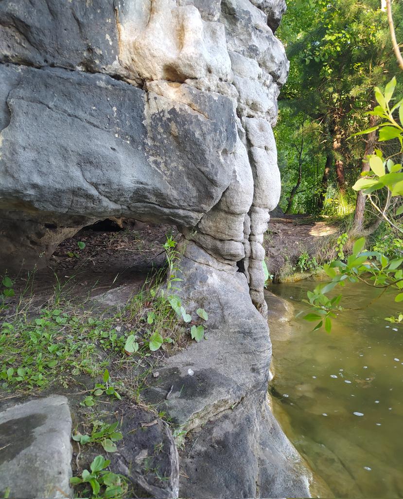 freakyblonde's tweet image. Když jsem dorazila k místu, viz 1. foto, nechtělo se mi to podlézat ani obcházet po kluzkých kamenech, tak jsem to obešla vrchem.... 🫣

Následující výstup začal hlasitým &quot;Ty krávo, vždyť ti bude padesát&quot; a končil &quot;Kurvadrát ty jsi hustá&quot; 😂

#Přežilajsem 😅
#PodŠroubeným
#Mácháč