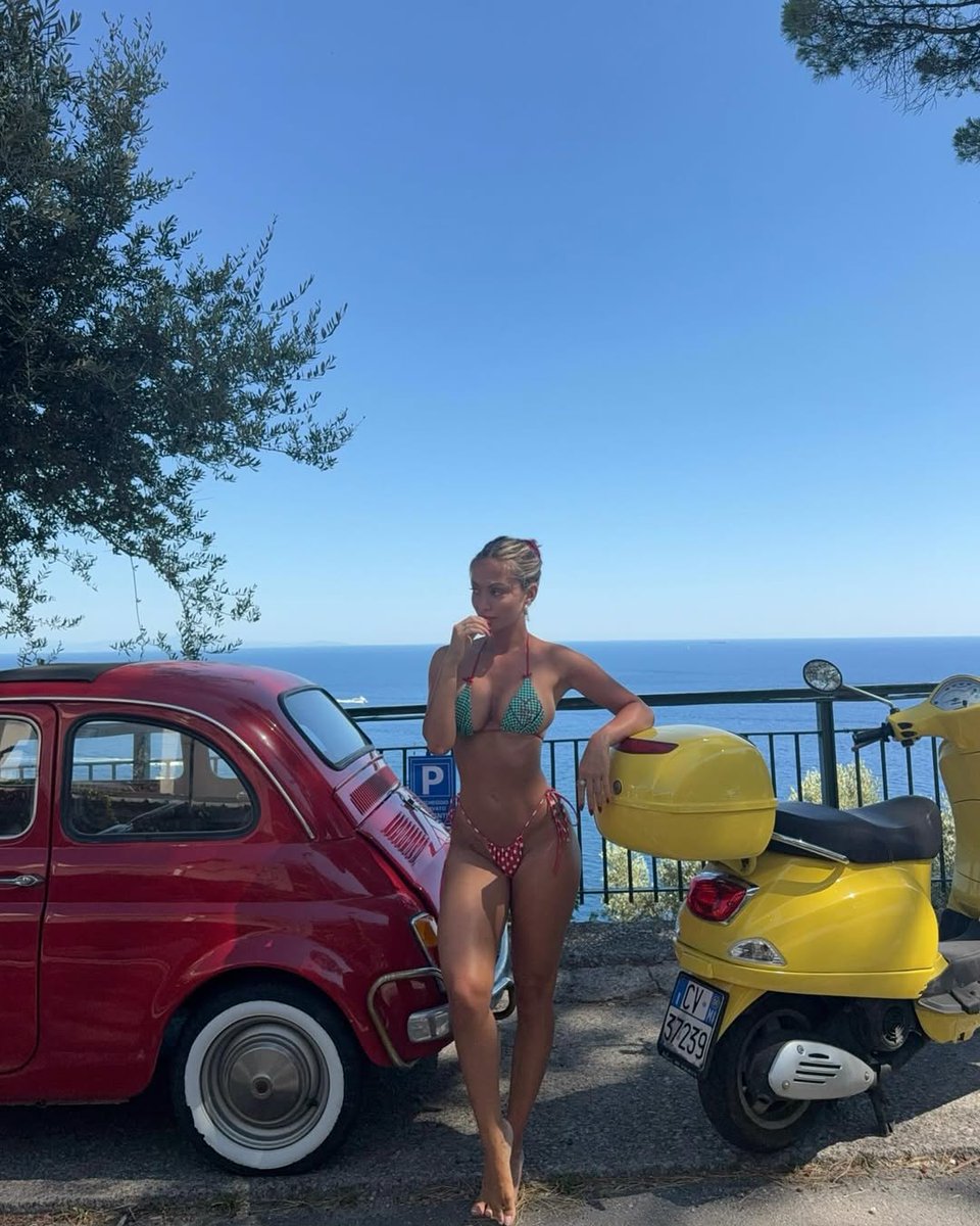 mathildtantot1's tweet photo. Tell me your biggest wish..tell me 👻 https://t.co/jkKoqccPvT