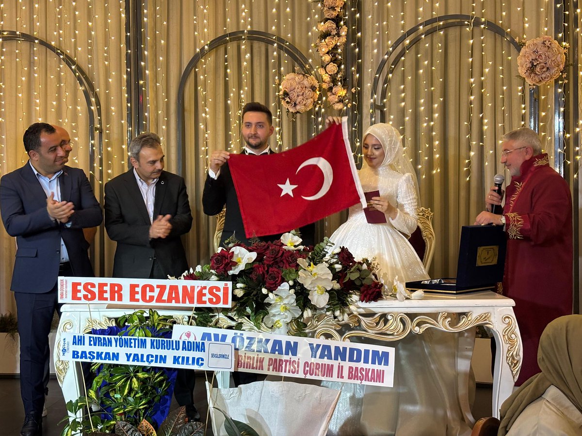 Ünzile - Arif Aksoy ve Şule - Adem Yağlı ailelerinin kıymetli evlatları Salih Ahmet ile Aslı’nın düğününe katılarak mutluluklarını paylaştık.  Sevgili gençlerimizi ve ailelerini tebrik ediyor, mutluluklar diliyorum.