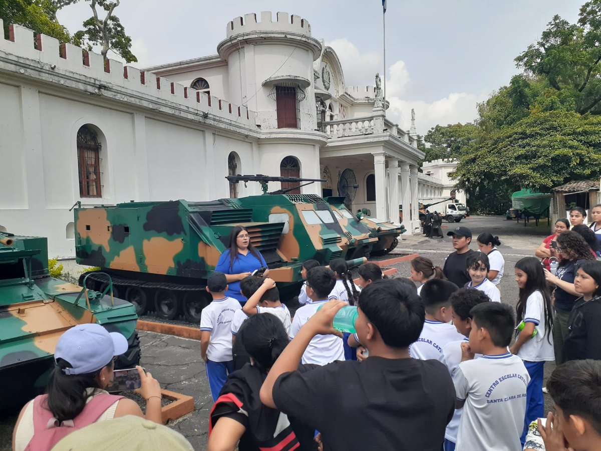 📚 ¡Recibimos al Centro Escolar Santa Clara de Asís!
👦👧 130 estudiantes y 150 padres de familia conocieron de cerca nuestra historia en una visita llena de aprendizaje y entusiasmo.
¡Gracias por elegirnos como destino educativo! 🇸🇻🪖

#MuseoMilitarSV #EducaciónConHistoria