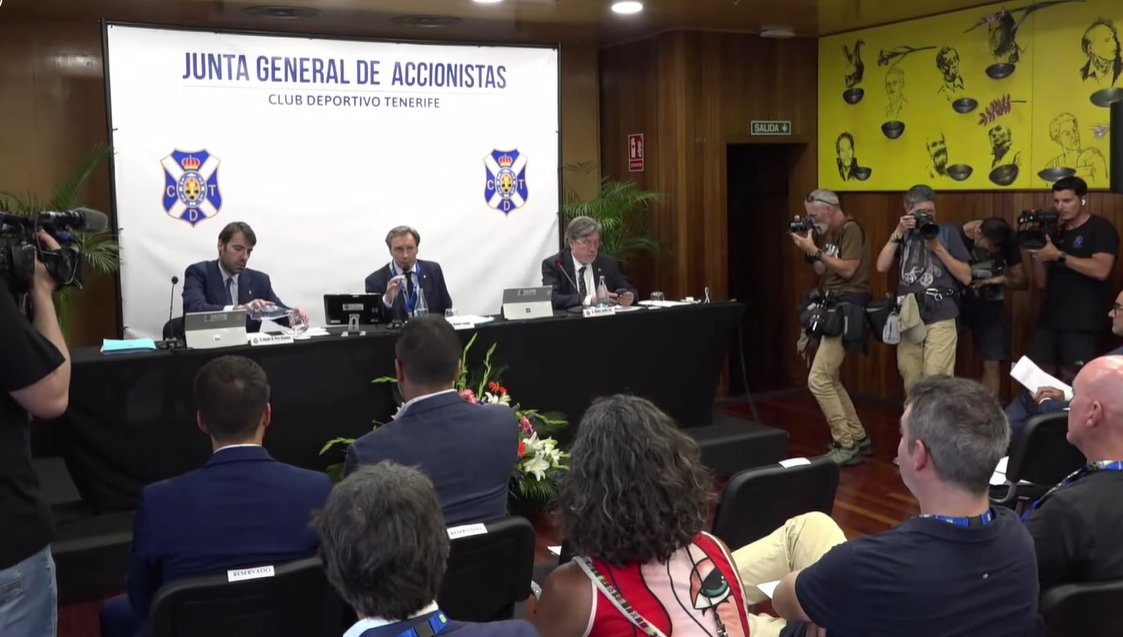 TodoGolesRadio's tweet photo. 🔵⚪ Arranca la Junta Extraordinaria de Accionistas del CD Tenerife. Desde el Hotel Escuela de Santa Cruz, comienza una cita clave para el futuro institucional y económico del club. #JuntaCDT #CDTenerife https://t.co/CPxigpC9oJ