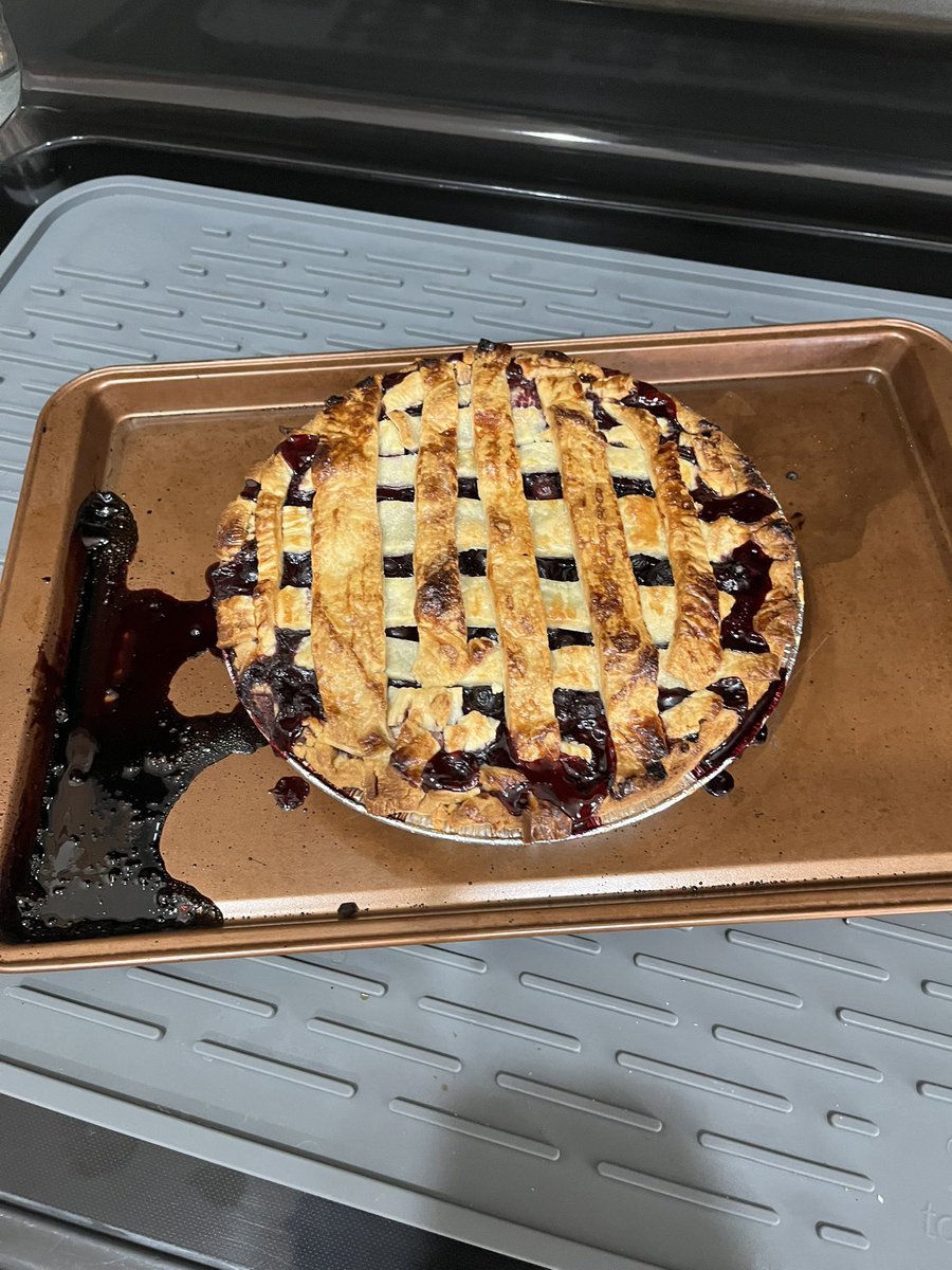 ChackChuck's tweet photo. @Lucylo1958 I made a fresh homemade blueberry pie today! https://t.co/I5zqfieK1Z
