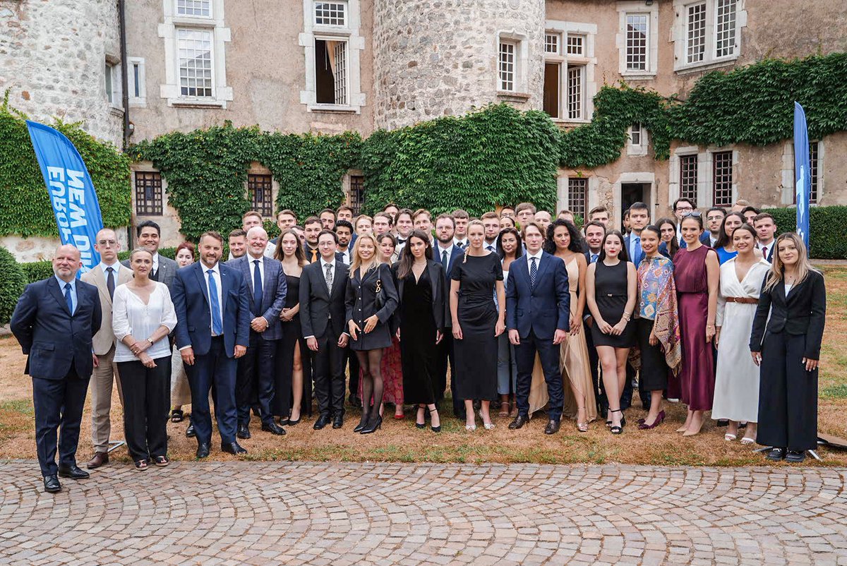 europeanreform's tweet image. A gala dinner to celebrate a week full of ideas, free thinking, and European connections and a powerful keynote by MEP @marionmarechal, ECR Party VP. Thank you for your and support.
This is how young conservatives grow: with vision, commitment… and a little fun too.
