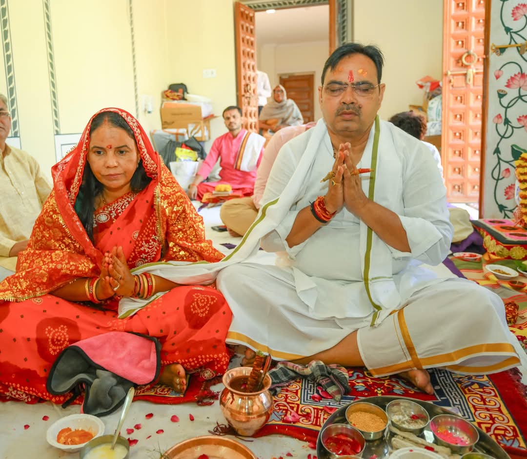 subhamt356's tweet photo. गौत्र की गरिमा, चरणों में ध्यान है,
भजन लाल जी में सच्चा ब्राह्मण अभिमान है,

राजनीति नहीं, सेवा को पूजा माना है,
घर-आँगन में भी धर्म का दीप जलाया है,

सादगी में तेज, और माथे पर तिलक की शान,
यही तो होता है एक सच्चे ब्राह्मण का पहचान है।

जय परशुराम..🙏🏻
#RajasthanWithBhajanlal https://t.co/O6e3JV7tcy