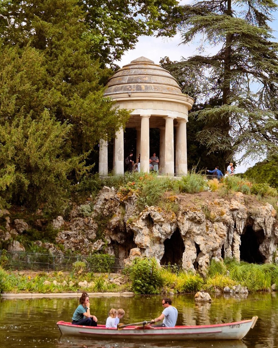 🛶 Need a breath of fresh air?
Head to the Bois de Vincennes, a true haven of peace just outside Paris. 
📍 Bois de Vincennes – Paris 12th arrondissement
📷 @myfavoritepostcards 
#visitparisregion #explorefrance