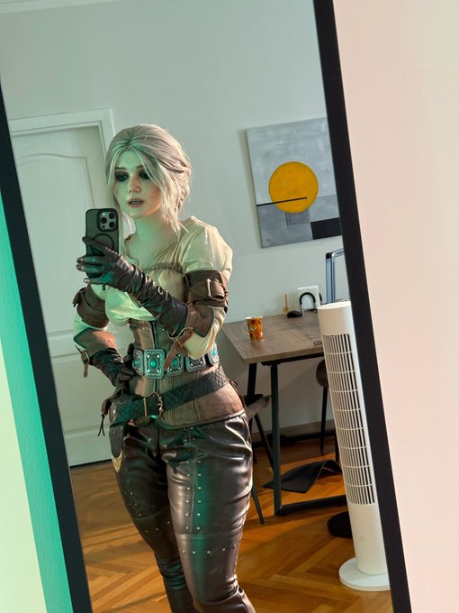 2 pic. Portal later, Ciri mirror selfie now🪞✨🌀 #TheWitcher https://t.co/EM2Pu6f8mu<a href="/tag/thewitcher"class="tags">#TheWitcher</a>