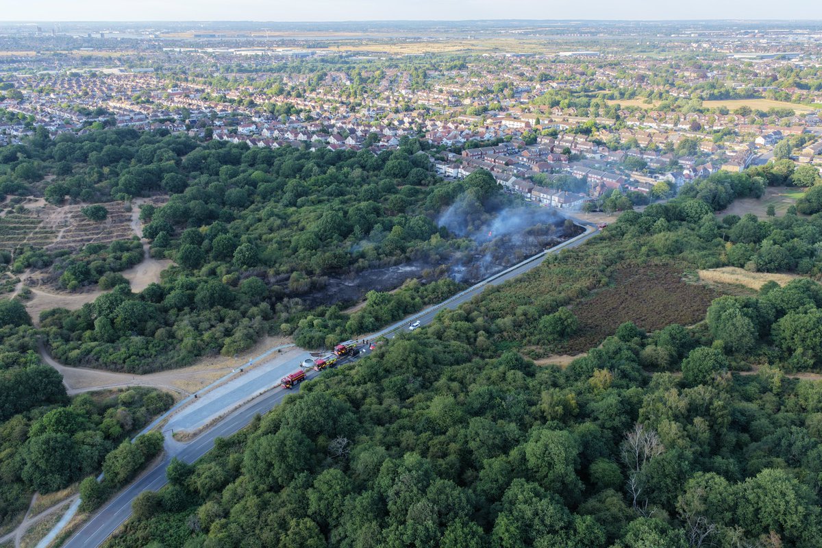 ElevateDrones's tweet photo. 🚨 Wildfire – Dartford Heath 🚨
Crews from @kentfirerescue & @LondonFire tackling blaze near homes.
📰 @BBCLondonNews @SkyNews @itvlondon @kentlivenews @bbcsoutheast @itvmeridian #Dartford #Wildfire #KentFire https://t.co/60deJ954Ya