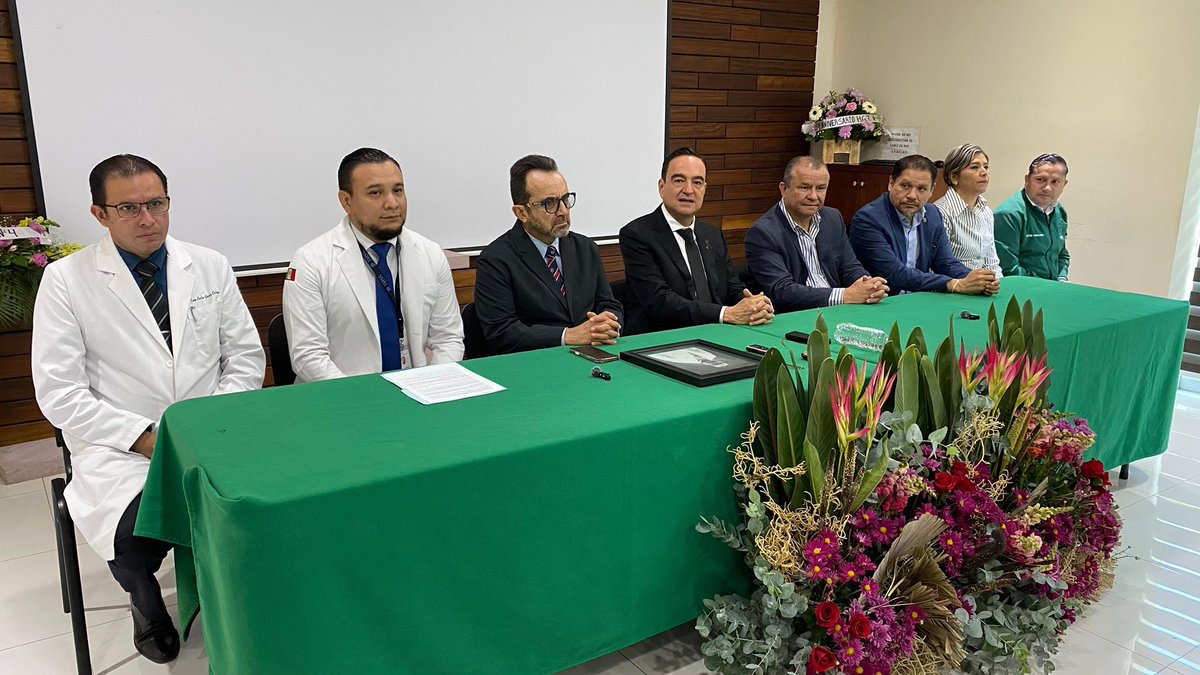 El Hospital General de Zona No. 4 de Zamora cumplió 54 años de servir a la sociedad zamorana. El titular del IMSS en Michoacán, Dr. <a href="/JMiguelAngel/">J Miguel A Van-Dick</a> Van-Dick Puga; el alcalde, Carlos Soto Delgado, empresarios y trabajadores, depositaron ofrendas florales y montaron guardia de honor.