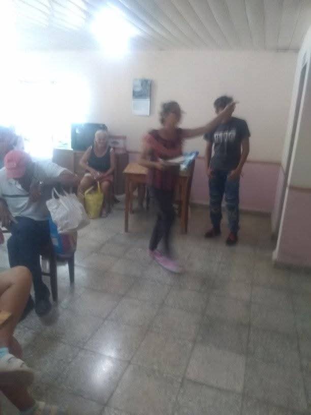 A83829Angulo's tweet photo. #CulturaPresente

🎶📚 Cada viernes, el SAF se convierte en refugio cultural gracias a Misaida Espinosa: música que acaricia, lecturas que abrazan, y alegría que dice “Hoy, tú importas.” 💛

✨ ¿Qué libro o canción te alegra el alma? Cuéntanos. 
#Gibara
#HolguinSi
#CubaEsCultura https://t.co/g9xhHYriba