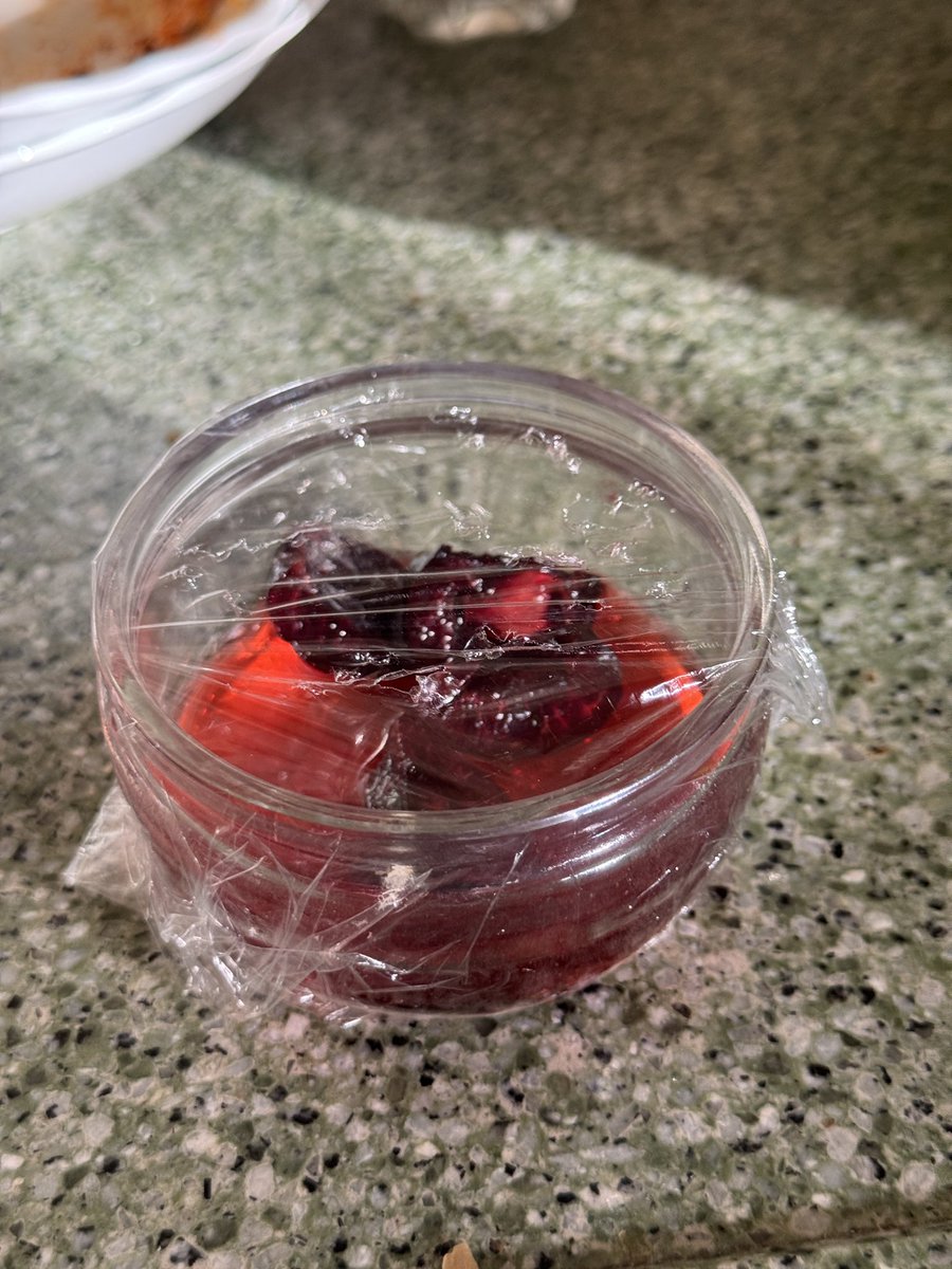 Zomertip. Wat doe je tegen fruitvliegjes. Neem een glazen schaaltje met een beetje azijn, wat rijp fruit en eventueel wat anders zoets. Dek dit af met wat plastic folie. Prik daarin wat gaatjes. Daar gaan de fruitvliegjes. #summer