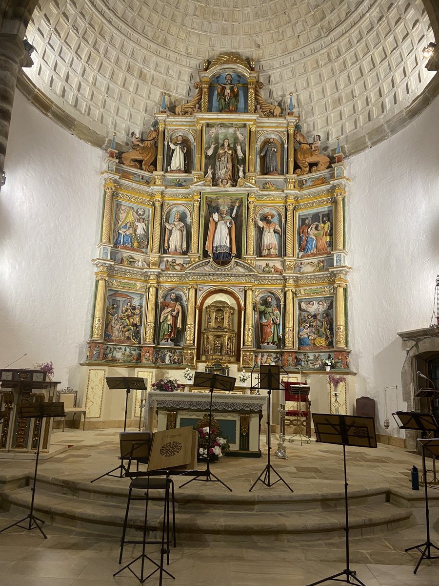 RenataOjerada's tweet photo. Hoy disfrutaré cantando delante de este maravilloso #retablomanierista del XVI #Ajo  Festival de Música Antigua #FesMAB @CoroACappella https://t.co/YHANcfr5eC