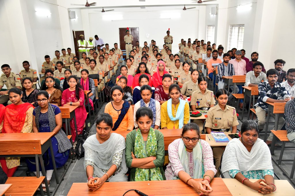 BC స్టడీ సర్కిల్లో 120 మంది డిగ్రీ విద్యార్థులు, NCC వాలంటీర్లకు "ఆపద మిత్ర" 2nd బ్యాచ్ శిక్షణను జిల్లా కలెక్టర్ పమేలా సత్పతి ప్రారంభించారు. ఈ సందర్భంగా మాట్లాడుతూ  విపత్తును ఎదుర్కోవడంలో "ఆపద మిత్ర" వాలంటీర్లు ముందుండాలని తెలిపారు. విద్యార్థులకు లైఫ్ స్కిల్స్ తప్పనిసరి అన్నారు.