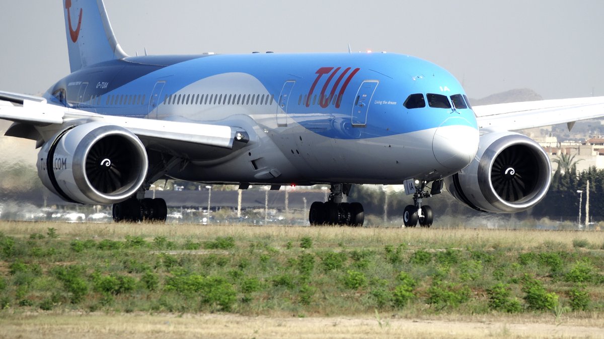 Espectacular 😍 #B787-8 Dreamliner <a href="/TUIGroup/">TUI Group</a>  (G-TUIA)  en @alcspotters @aerovlc <a href="/VLCspotters/">VLCspotters ✈️</a> <a href="/VLCmovements/">VLCmovements</a> <a href="/TORRECILLA13/">JARTA_PHOTO</a> <a href="/ertiodelatiza/">Francisco Bonilla Torres</a> <a href="/ormevictor1/">Victor</a> @flightvlc <a href="/LpezPeinado/">Pedro López Peinado</a> <a href="/SpottingAlc/">Spotting ALC</a>  <a href="/alberto_levc/">Alb</a> @ebusitano <a href="/Cristian_ALC/">Cristian_ALC 🇪🇸🚁🛩️✈️</a>
 #avgeek  #aviationlovers 
youtu.be/1Eru206r-bs