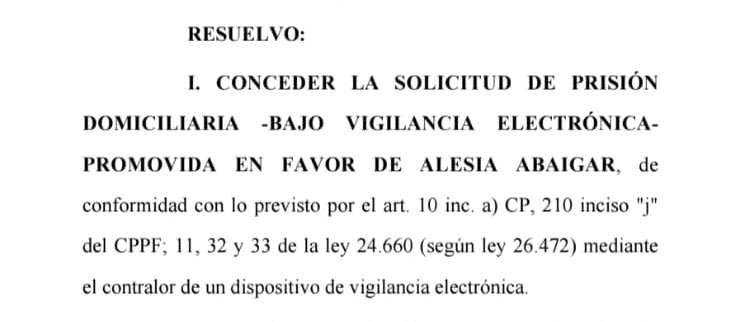 🚨Alesia deja el penal de Ezeiza. 
Sigue siendo mucho la prisión domiciliaria. Y con tobillera. 
Todo por un escrache.