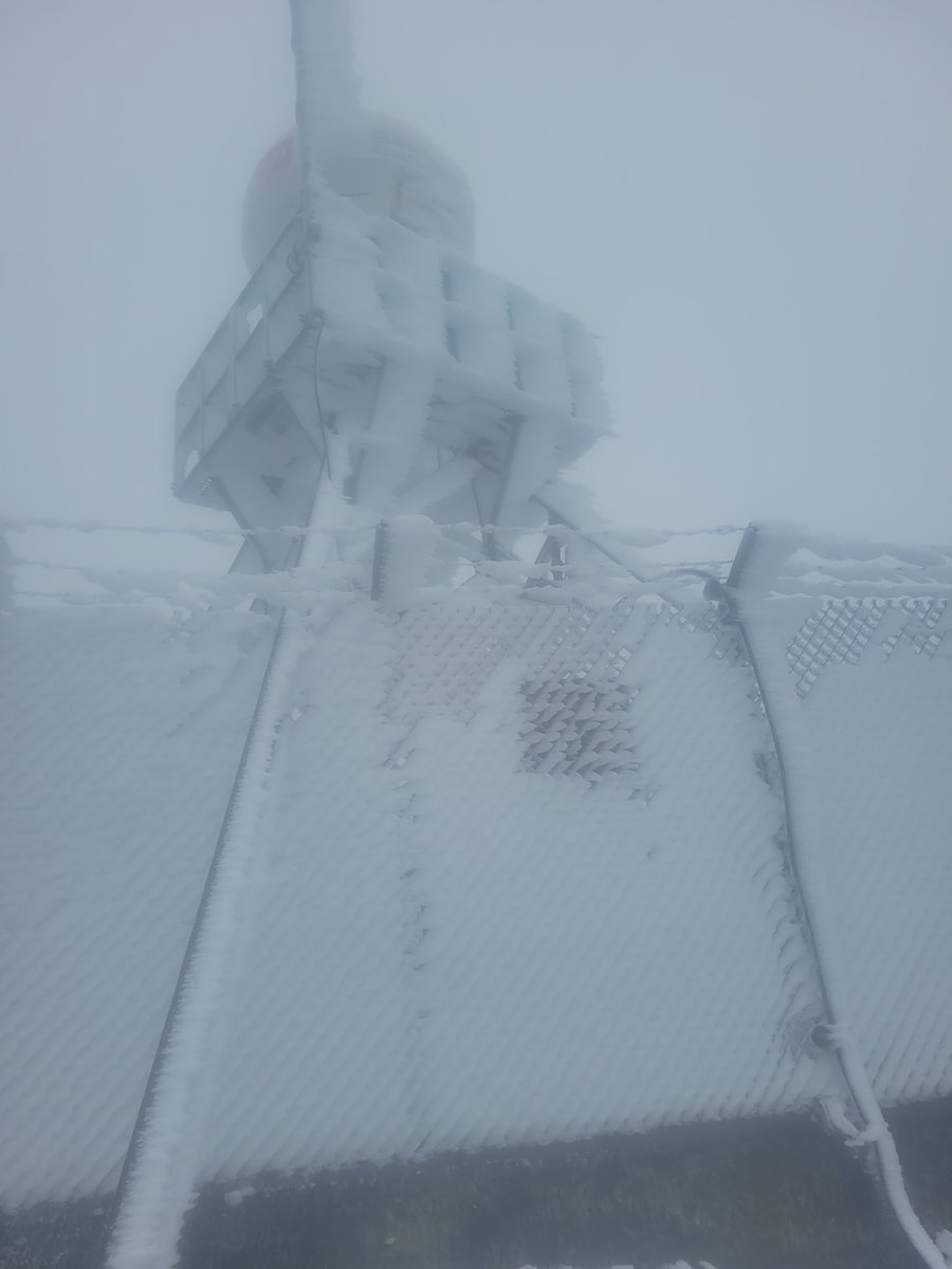 #Radar 🧊

El radar de ETAPA, se ha congelado, el que está en tres cruces