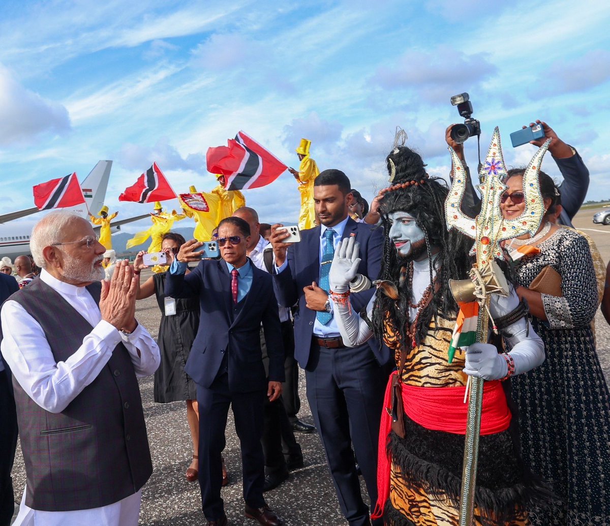 Lal Singh Arya (@lalsingharya) on Twitter photo त्रिनिदाद और टोबैगो की जनता ने आदरणीय प्रधानमंत्री श्री <a href="/narendramodi/">Narendra Modi</a> जी का भारतीय देवी, देवताओं की भेषभूषा में किया आत्मीय स्वागत। त्रिनिदाद और टोबैगो की जनता ने आदरणीय प्रधानमंत्री श्री <a href="/narendramodi/">Narendra Modi</a> जी का भारतीय देवी, देवताओं की भेषभूषा में किया आत्मीय स्वागत।