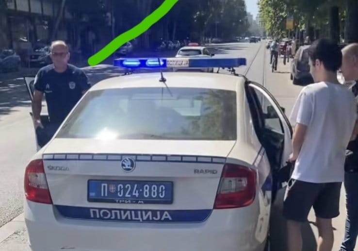 advokatjanjic's tweet image. Hajde da raskrinkamo i policajce koji su priveli maturanta Filipa Grujovića.
1. Nemanja Marković, PS Lazarevac;
2. Ilija Dogančić, komandir PS Lazarevac;
3. Dejan Radovanović, vozač ovoga pod br. 2.
Sad znamo ko su. I neka znaju, kad uniforma stane uz nepravdu, više nije časna.