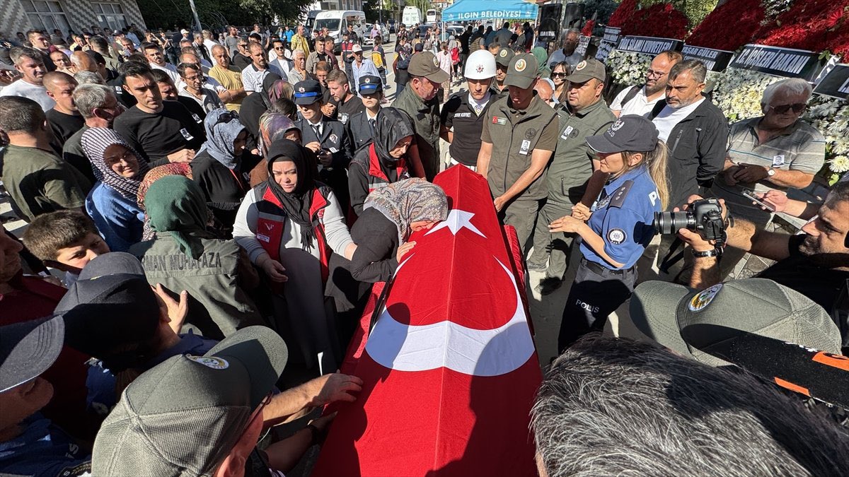 İzmir Ödemiş'teki yangında alevlerin arasında kalarak hayatını kaybeden İbrahim Demir, memleketi Konya'da son yolculuğuna uğurlandı.