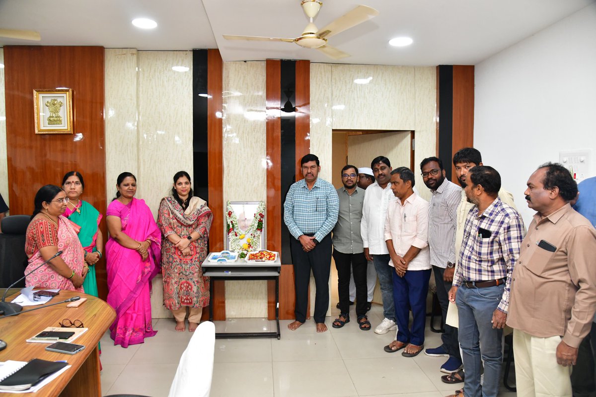 ఉమ్మడి ఆంధ్రప్రదేశ్ మాజీ ముఖ్యమంత్రి కొణిజేటి రోశయ్య జయంతిని జిల్లాయంత్రాంగం ఆధ్వర్యంలో ఘనంగా నిర్వహించారు. రోశయ్య చిత్రపటానికి జిల్లా కలెక్టర్ పమేలా సత్పతి పూలమాల వేసి నివాళులు అర్పించారు. AP ఆర్థిక మంత్రిగా, తమిళనాడు గవర్నర్ గా, ఆంధ్రప్రదేశ్ ముఖ్యమంత్రిగా అయన సేవలను కొనియాడారు.