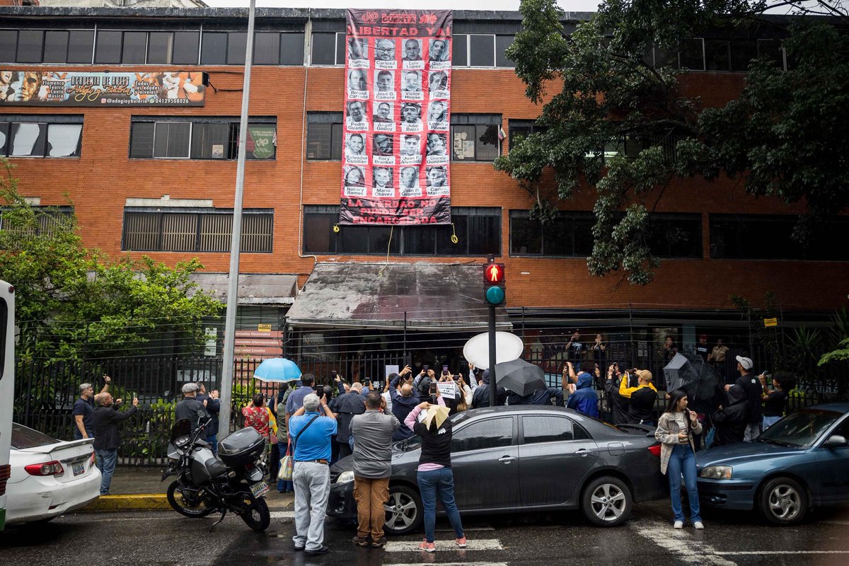 #ElPeriodismoCuenta | El <a href="/cnpven/">cnpven</a>,  el <a href="/crgv_oficial/">Círculo de Reporteros Gráficos de Venezuela</a>
y el #SNTP se unieron en un acto este #4Jul para exigir la liberación de los 20 periodistas y trabajadores de los medios detenidos en el país

La nota completa aquí: 
⬇️⬇️

sntpvenezuela.org/gremios-de-la-…