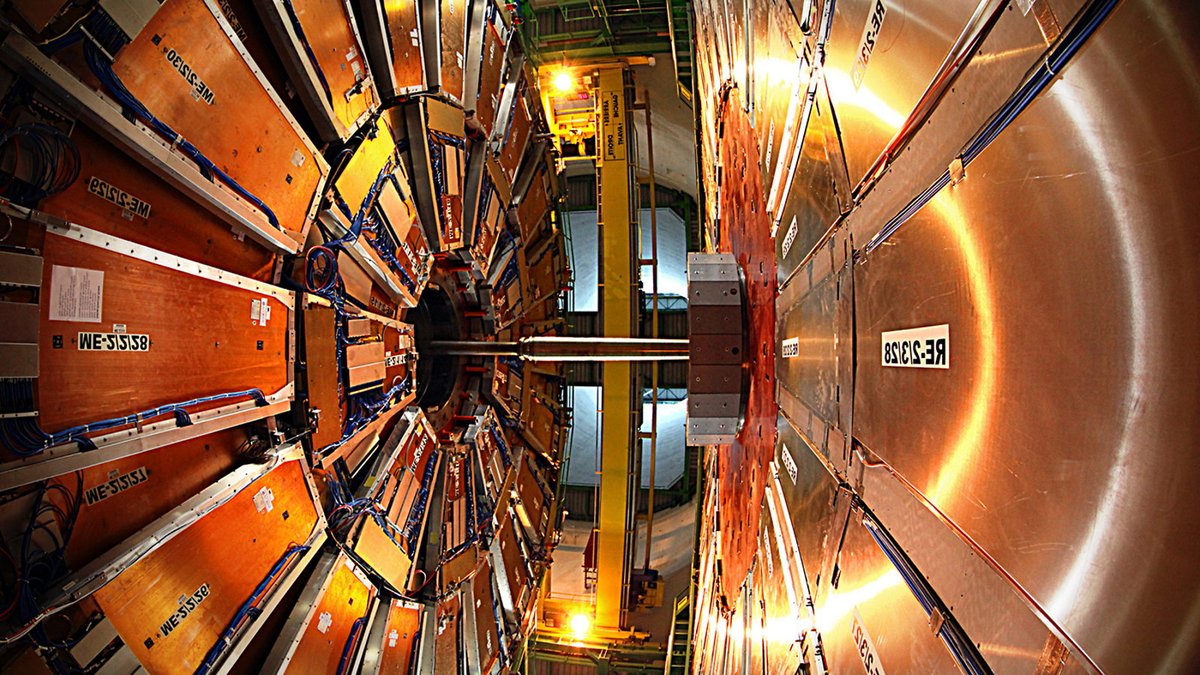SLAClab's tweet image. Happy discovery day! 🥳🎉🍾⚛️
The Higgs boson was discovered #OTD in 2012! SLAC builds and operates detector components for ATLAS, one of two experiments at @CERN'S Large Hadron Collider that were involved in the discovery of the Higgs particle.