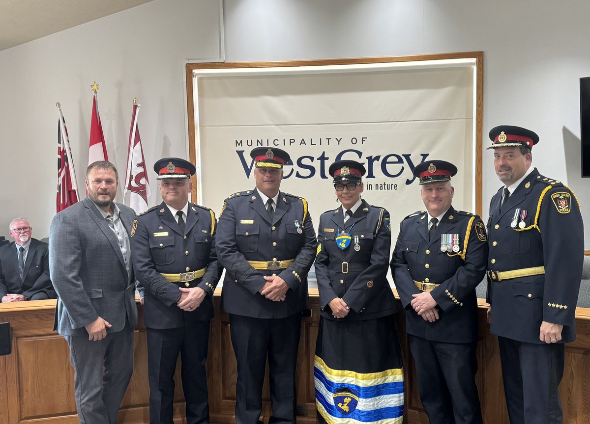 OwenSoundPolice (@owensoundpolice) on Twitter photo Warmest #congratulations to Chief Jeremy White, sworn in this week as Chief of Police for our neighbours at <a href="/WestGreyPolice/">West Grey Police Service</a>!
#ThankYou to retiring Chief Rob Martin for your leadership and service.
We look forward to continued partnership with West Grey.
#CommunityPartners Warmest #congratulations to Chief Jeremy White, sworn in this week as Chief of Police for our neighbours at <a href="/WestGreyPolice/">West Grey Police Service</a>!
#ThankYou to retiring Chief Rob Martin for your leadership and service.
We look forward to continued partnership with West Grey.
#CommunityPartners