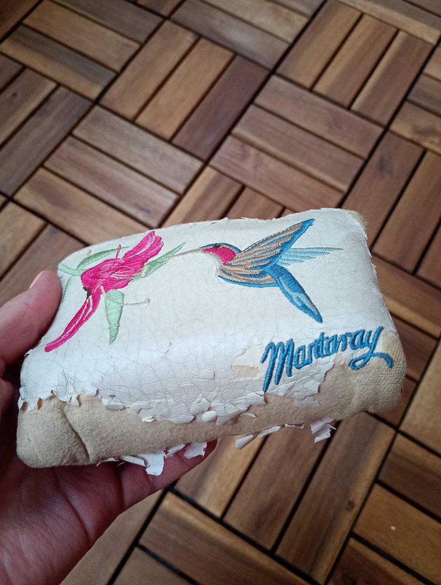 Jums arī tā gadās, ka nespējat šķirties no kādas lietas, kas jau sen ir sevi izsmēlusi, bet kaut kā laika gaitā sanācis pieķerties?
Šis ir mans naudasmaks. Riktīgi žēl, ka nav īstās ādas, varbūt tad būtu bijis izturīgāks, bet nu tāpat 5g nokalpojis.