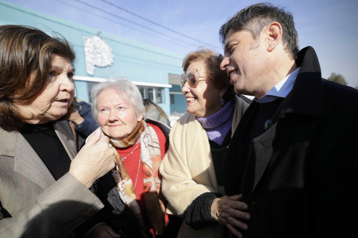 Kicillofok's tweet photo. Con el nuevo Centro de Atención Primaria de la Salud que inauguramos en #CarlosTejedor estamos priorizando que la salud sea de todos y no solo de quienes pueden pagarla.

Una inversión que transforma la realidad de más de 15 mil vecinos del barrio Néstor Kirchner que van a tener acceso a una atención cercana y de calidad.