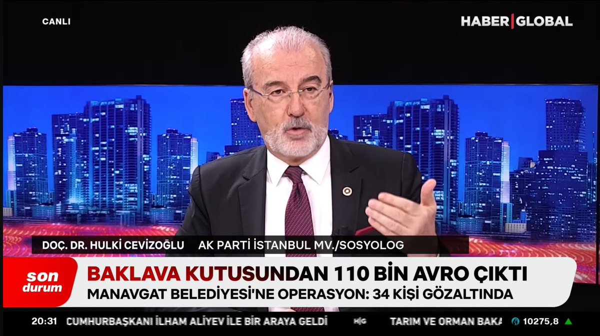 📌Para  sayma görüntüleri yani para kuleleri vakasından beri durum böyle. Mitinglerle bunlar kapatılamaz.

📍İmamoğlu'nun kameraları bantlattığı görüntülerde de bir bavul taşınıyordu. Bir gün sonra jammer dediler. 
Demirel'in dediği gibi "Dünün güneşinde bugünün çamaşırını