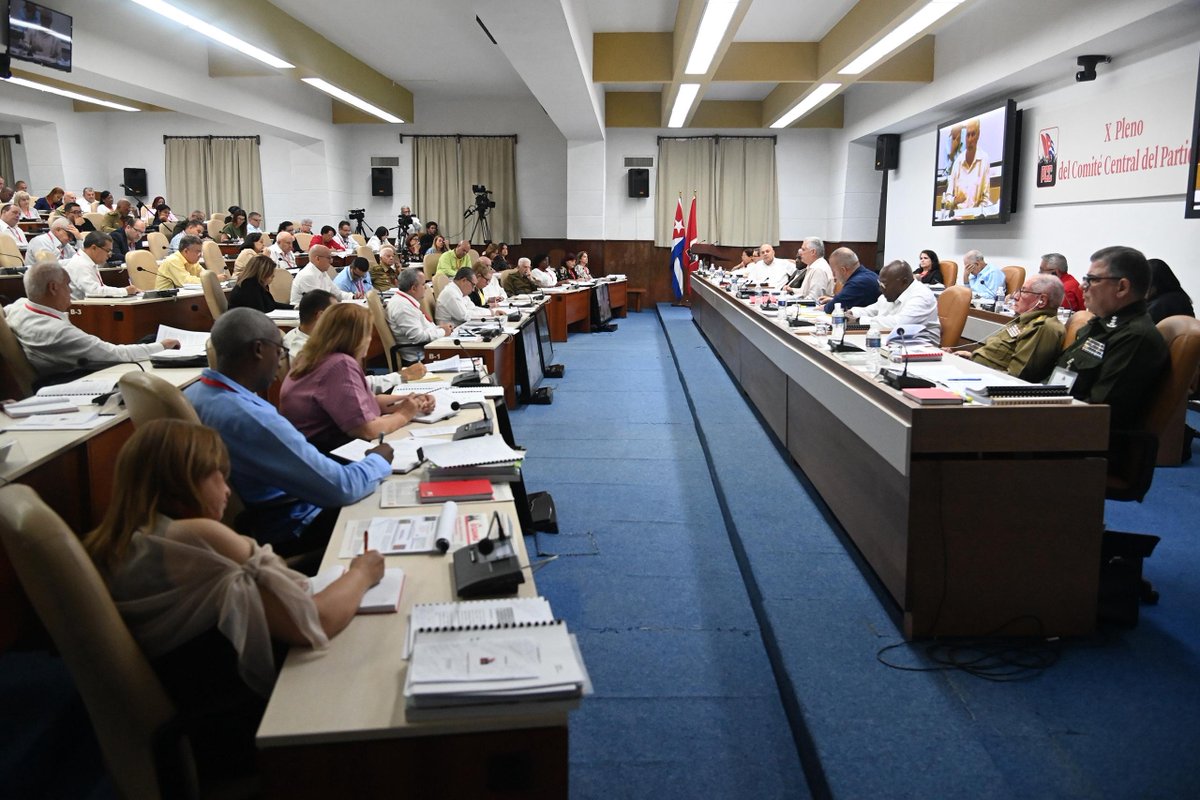 La política de cuadros es una prioridad para el Partido, así se reafirmó en el #XPlenoCC donde se revisó, con un pensamiento global, la estrategia que al respecto se aprobó en el 8vo Congreso. El debate hizo hincapié en la formación, promoción y desempeño de los dirigentes