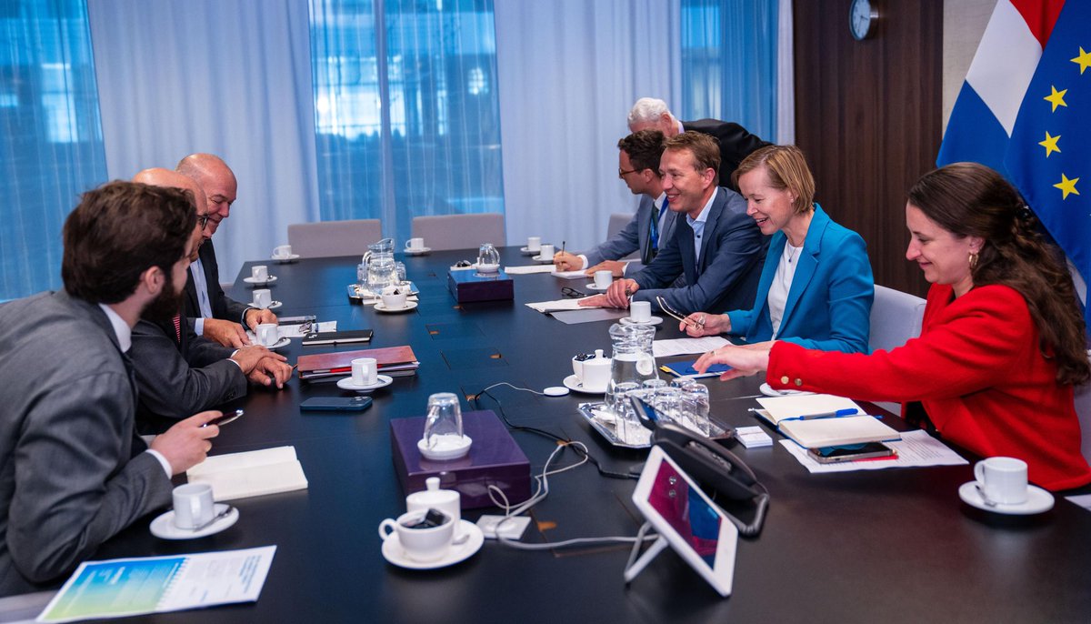 stasBuHa's tweet image. Prettige kennismaking vandaag met @TataSteelNL CEO Hans van den Berg en @EUROFER_eu voorzitter Henrik Adam. We spraken over de inzet van het kabinet om de VS-heffingen voor Nederlands staal te beperken en onze steun voor de bescherming van een duurzame Europese staalindustrie.