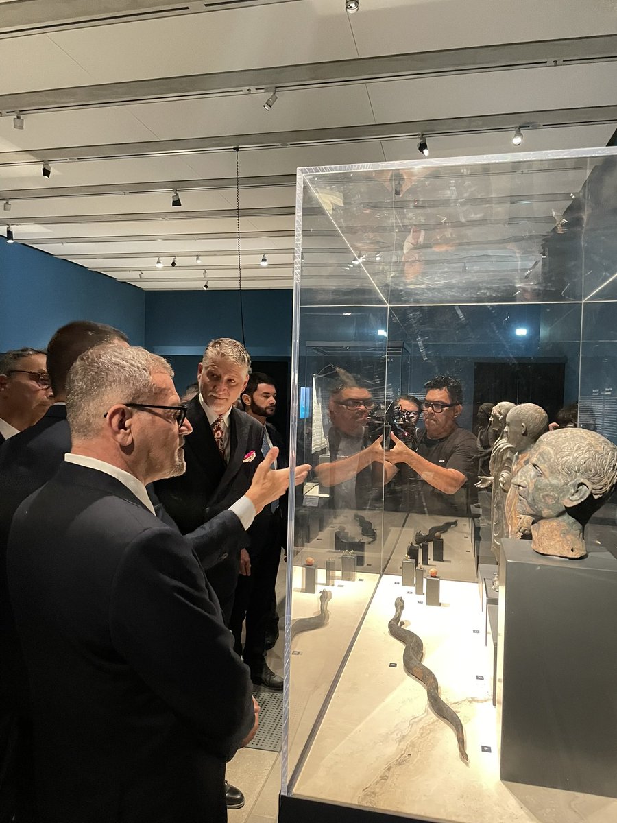 🇮🇹Kulturminister  <a href="/AlessGiuli/">Alessandro Giuli</a> war in Berlin, wo er Staatsminister Wolfram Weimer <a href="/BundesKultur/">BKM Kultur & Medien</a> traf und die Ausstellung „Die Bronzen von San Casciano“ eröffnete.
<a href="/kulturSPK/">Stiftung Preußischer Kulturbesitz</a> <a href="/MiC_Italia/">Ministero della Cultura</a> 👏🙏🏻
🏛️🇮🇹🤝🇩🇪🏺
📸© Staatliche Museen zu Berlin, Antikensammlung/Franziska Vu
<a href="/MiC_Italia/">Ministero della Cultura</a>