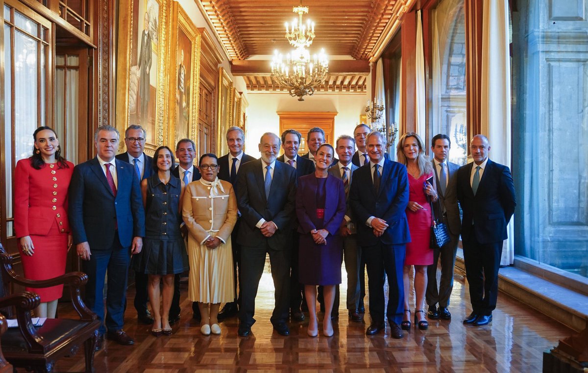 Jajaja, con composición fotográfica quisieron resolver quién verdaderamente manda en esta foto.

Le dejaron más espacio vacío a la derecha para que pareciera más centrada en <a href="/Claudiashein/">Claudia Sheinbaum Pardo</a>, pero pues no.