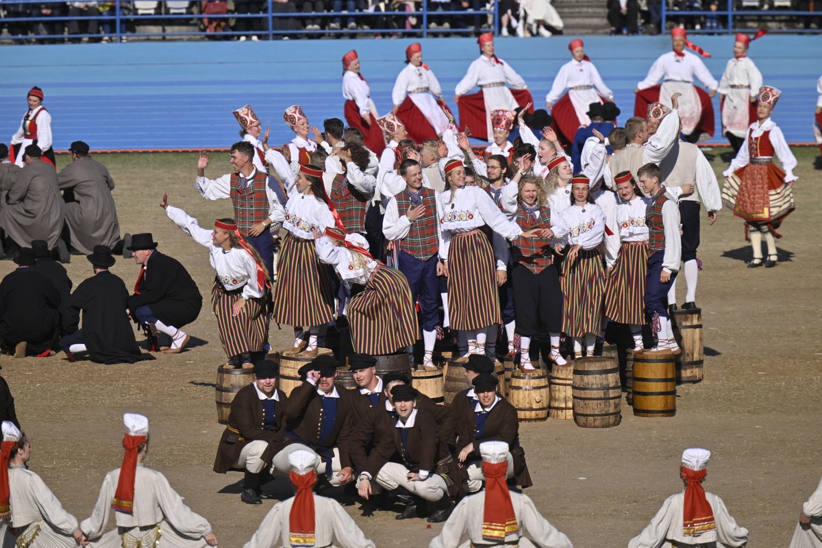 Alar Karis (@alarkaris) on Twitter photo Thousands of dancers filled with joy & energy at the XXI Dance Celebration “Iseoma”, showing how dance brings us together. A moment to remember.
Happy to share this with Latvian President <a href="/edgarsrinkevics/">Edgars Rinkēvičs</a>, Lithuanian President <a href="/GitanasNauseda/">Gitanas Nausėda</a> & First Lady Diana Nausėdienė. Thousands of dancers filled with joy & energy at the XXI Dance Celebration “Iseoma”, showing how dance brings us together. A moment to remember.
Happy to share this with Latvian President <a href="/edgarsrinkevics/">Edgars Rinkēvičs</a>, Lithuanian President <a href="/GitanasNauseda/">Gitanas Nausėda</a> & First Lady Diana Nausėdienė.