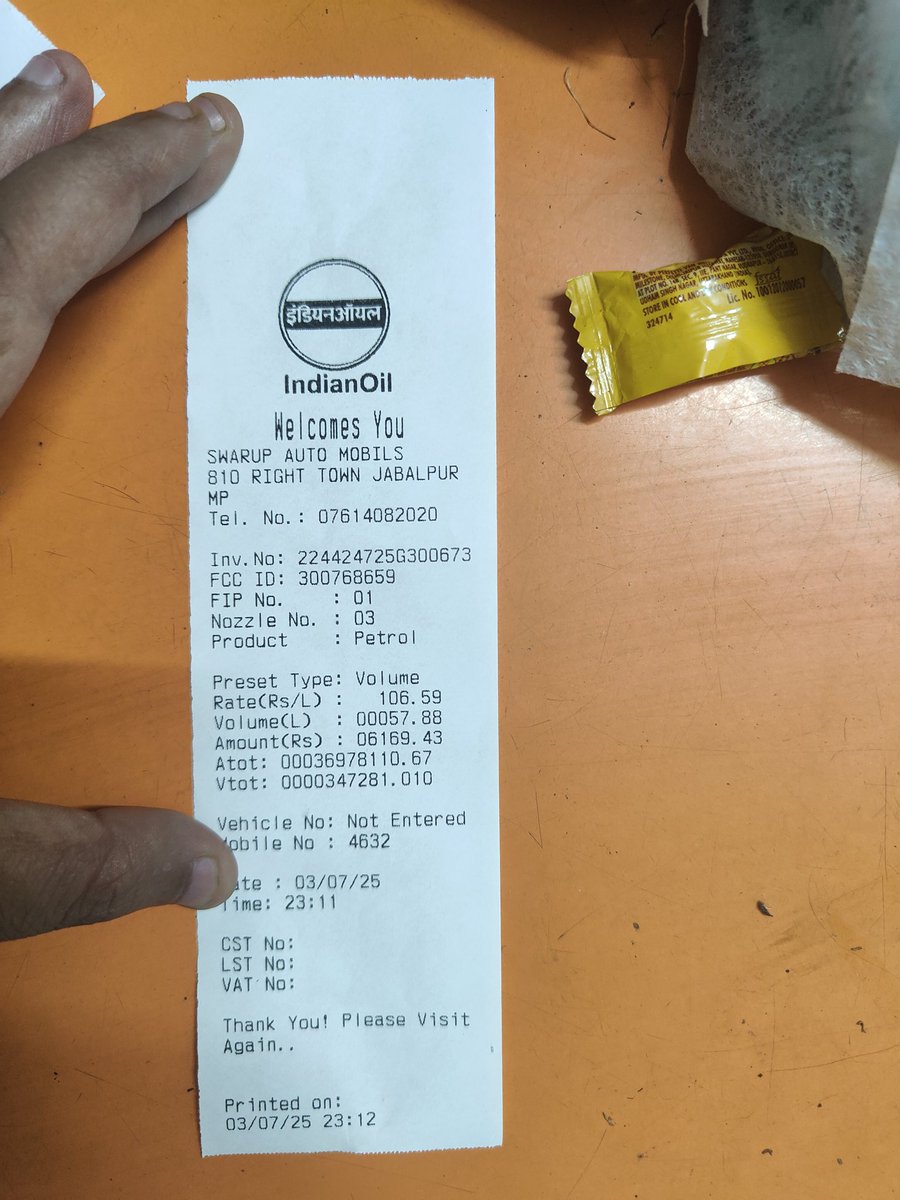 seemitraj's tweet photo. If you want to see miracle come ranital chowk indian oil petrol pump they can fill more than 57 litre petrol into 50 litre capacity fuel tank.
@IndianOilcl @DirMktg_iocl @jabalpurdm https://t.co/bxO1er1WlS