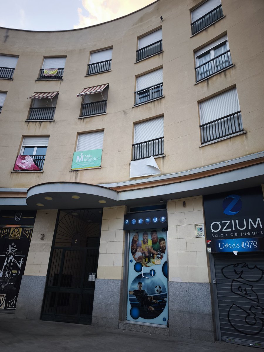 ¿Seguimos sin colocar la pancarta de Ganar? Desidia pura, lo de trabajar no va con los cargos de <a href="/GanarAlcorcon/">Ganar Alcorcón</a> , lo mismo ya la cambian por SUMAR?